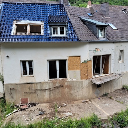 Ein zerstörtes Haus nach der Flut in Euskirchen.