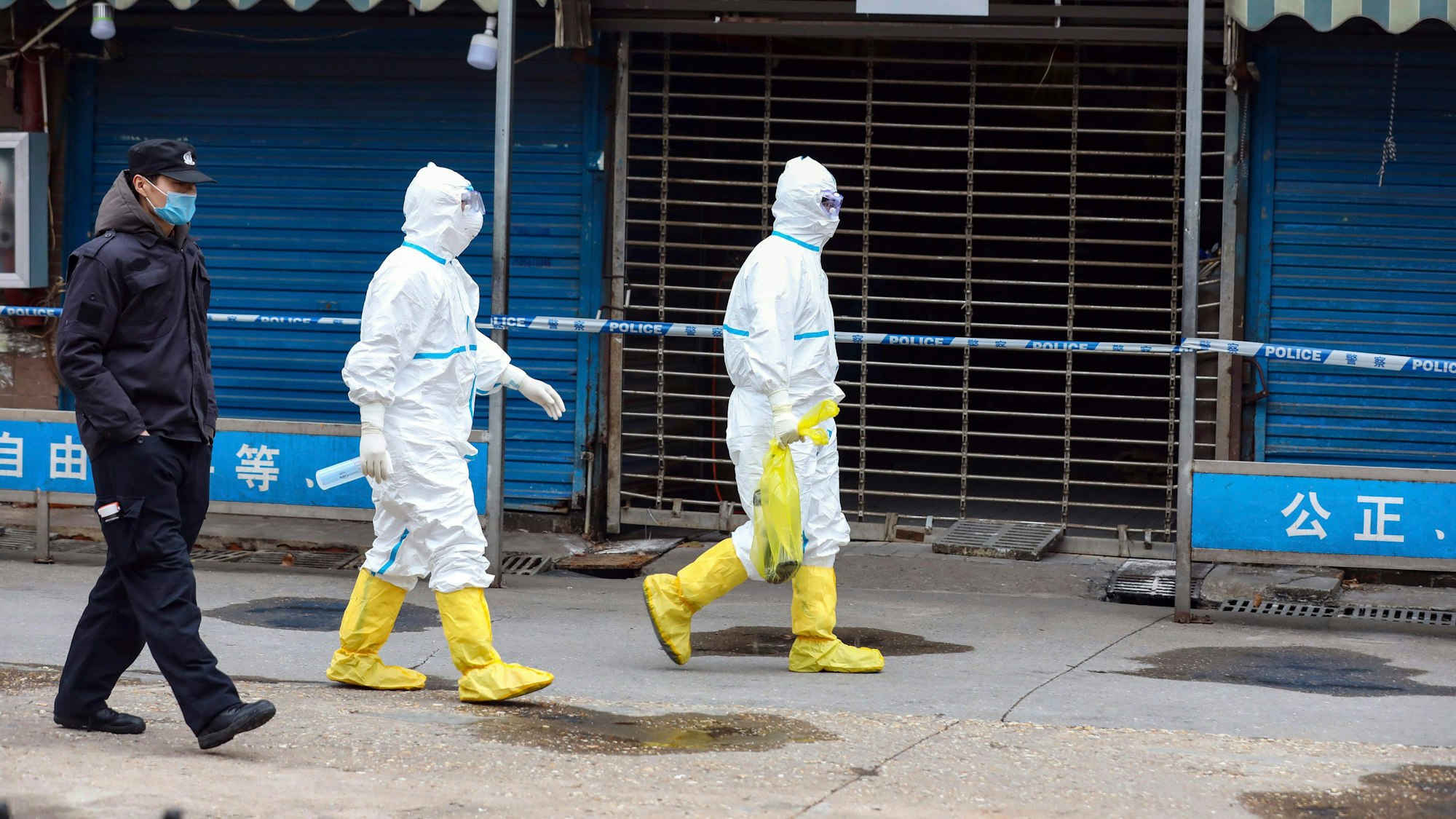 Wuhan: Arbeiter in Schutzkleidung tragen eine Tasche in der sich ein Riesensalamander befindet, der vom Huanan Seafood Market entkommen sein soll.