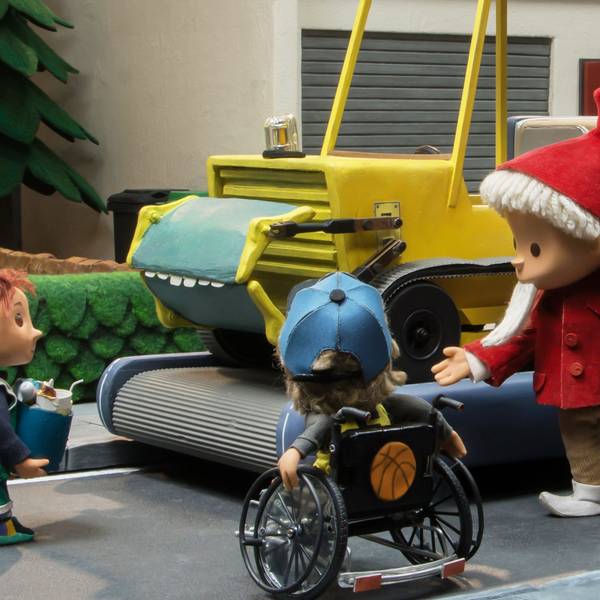 Das Sandmännchen mit den Kindern vor dem Recycling-Fahrzeug: Die Kinder werfen ihren Müll in das "Maul" der Maschine und kurzerhand verwandeln sich alte Joghurtbecher in einen Bastel-Elefanten.