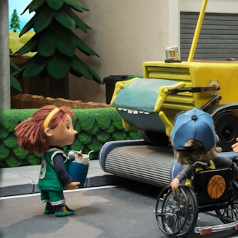 Das Sandmännchen mit den Kindern vor dem Recycling-Fahrzeug: Die Kinder werfen ihren Müll in das "Maul" der Maschine und kurzerhand verwandeln sich alte Joghurtbecher in einen Bastel-Elefanten.