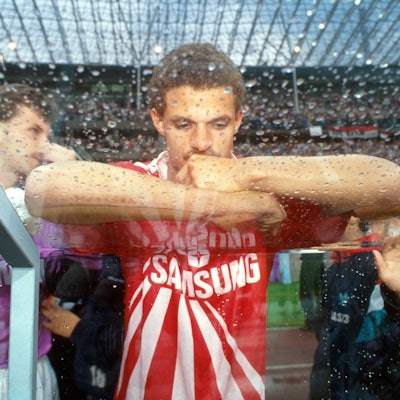 FC-Stürmer Maurice Banach zeigt sich im Berliner Olympiastadion nachdenklich nach dem verlorenen DFB-Pokalfinale 1991 gegen Werder Bremen.