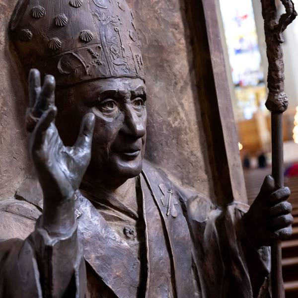 Ein Relief in der Frauenkirche zeigt Papst Benedikt XVI. Der emeritierte Papst Benedikt XVI. ist nach Auskunft seines Nachfolgers Franziskus «sehr krank». +++ dpa-Bildfunk +++