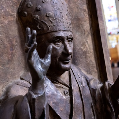 Ein Relief in der Frauenkirche zeigt Papst Benedikt XVI. Der emeritierte Papst Benedikt XVI. ist nach Auskunft seines Nachfolgers Franziskus «sehr krank». +++ dpa-Bildfunk +++