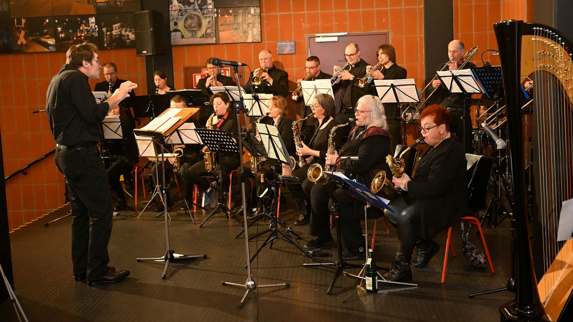 Die Big Band R4B beim Wandelkonzert in Bergisch Gladbach.