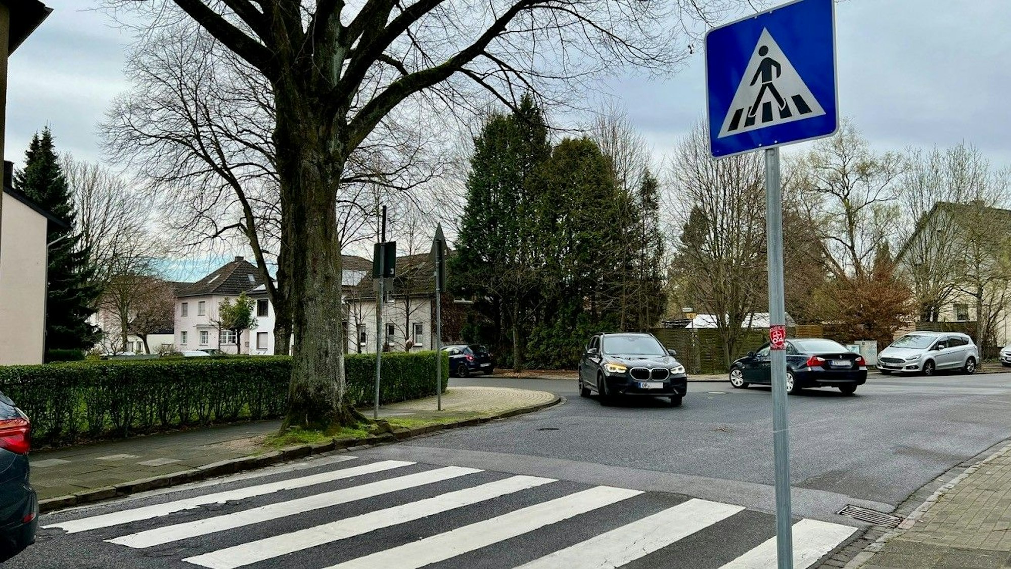 Pfarrer-Jekel-Straße, Einmündung Rolandstraße (hinten links)