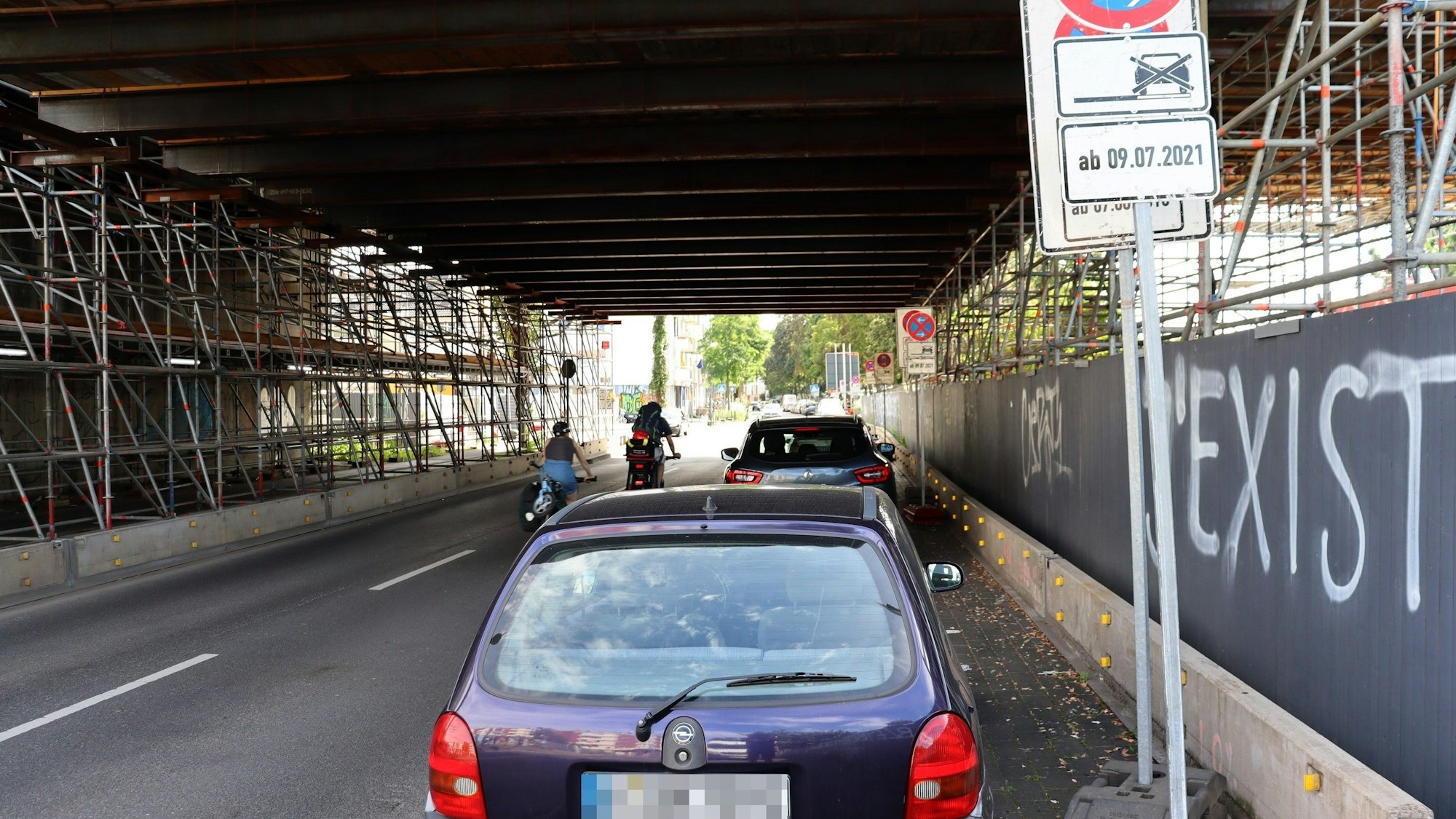 Ein Auto steht im Halteverbot.