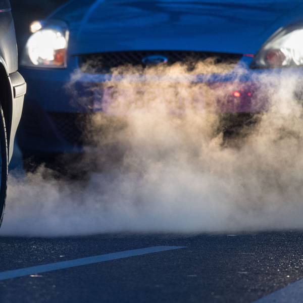 Abgase kommen aus dem Auspuff eines Autos, das im Stau steht.