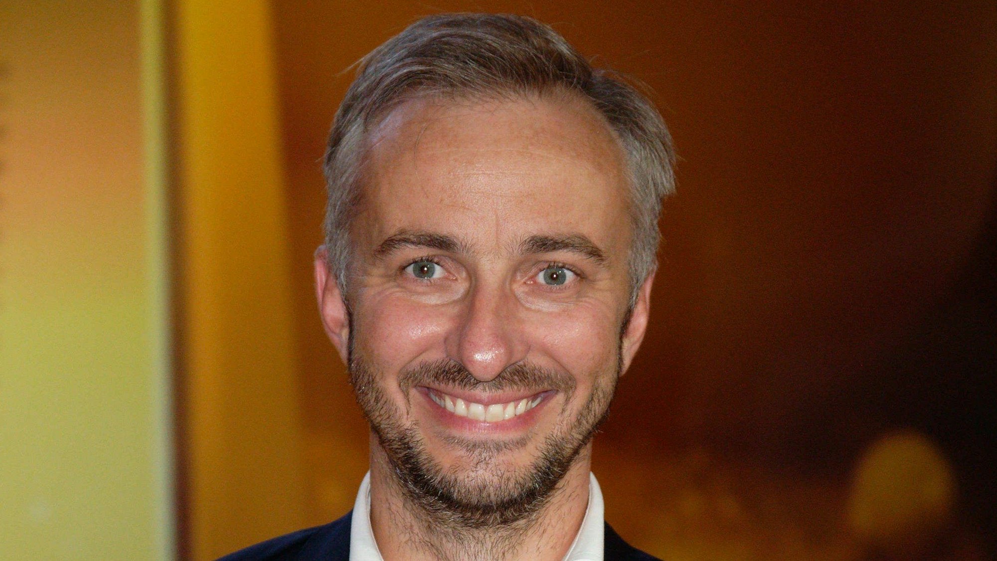 Der Satiriker Jan Böhmermann lacht bei einer Preisverleihung in die Kamera. Böhmermann moderiert das „ZDF Magazin Royale“ im ZDF.