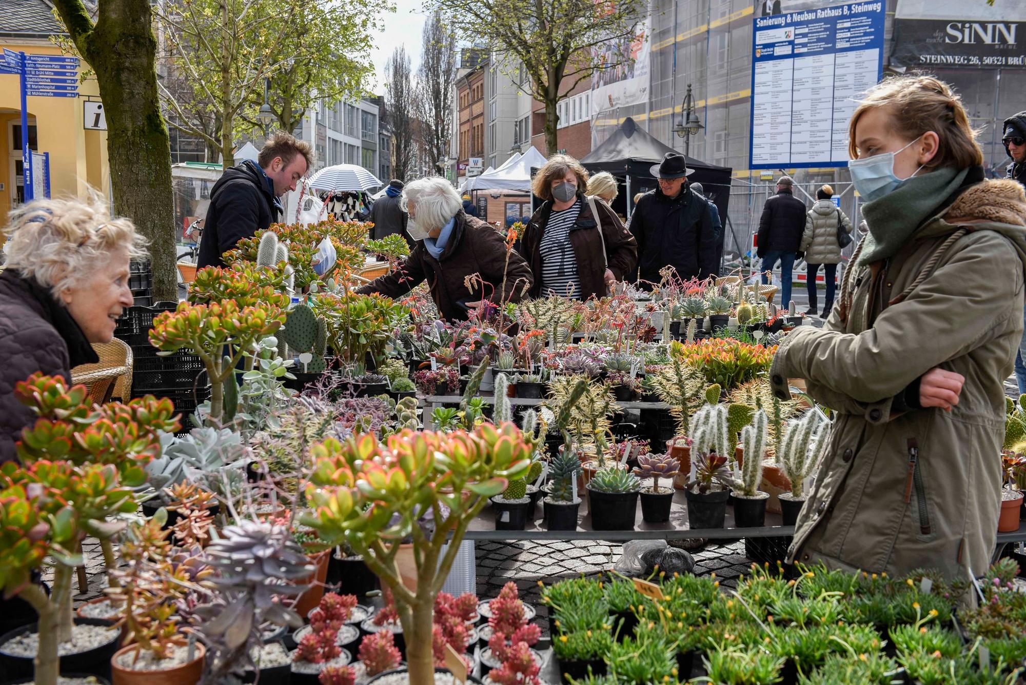 Blumen werden an Passanten verkauft.