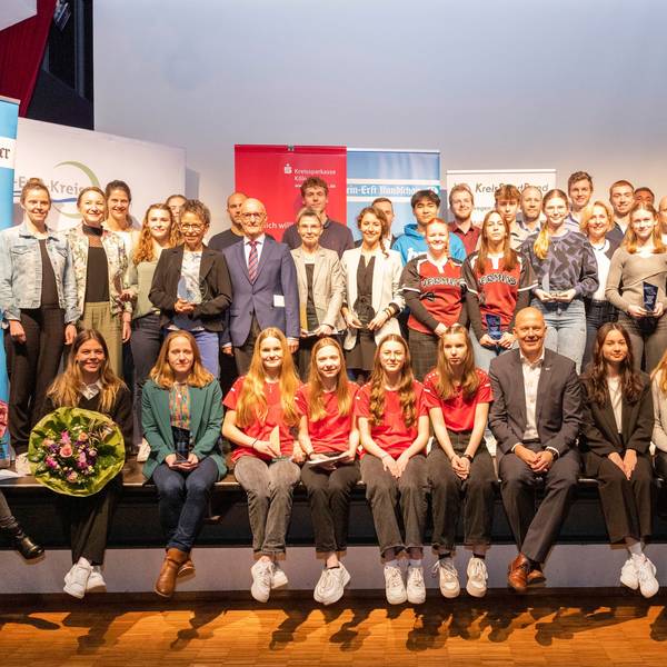 Sportlerwahl Rhein-Erft: Am Ende der Siegerehrung fanden sich alle Beteiligten zu einem Gruppenfoto zusammen.