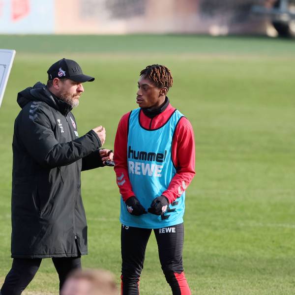 FC-Trainer Steffen Baumgart spricht während des Trainings mit Justin Diehl.
