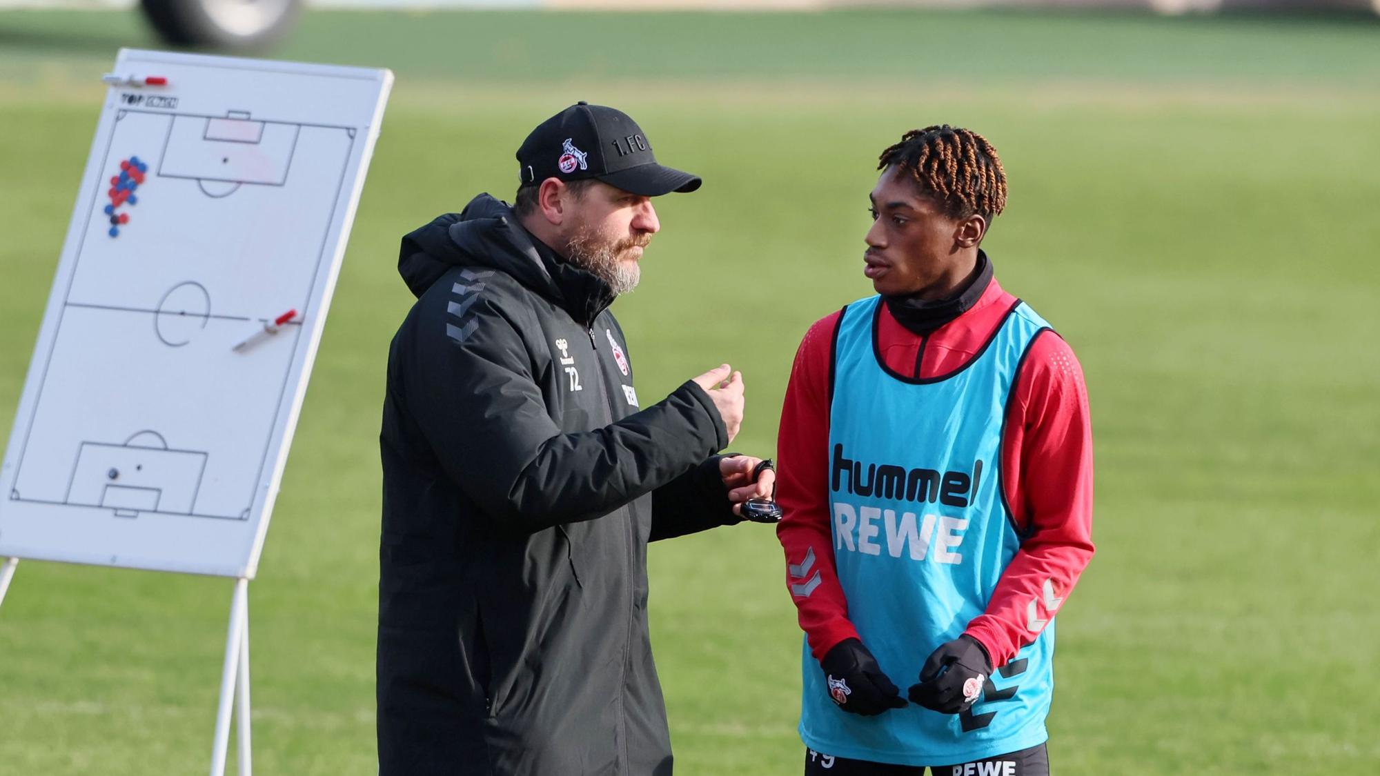 FC-Trainer Steffen Baumgart gibt Top-Talent Justin Diehl im Training Anweisungen.