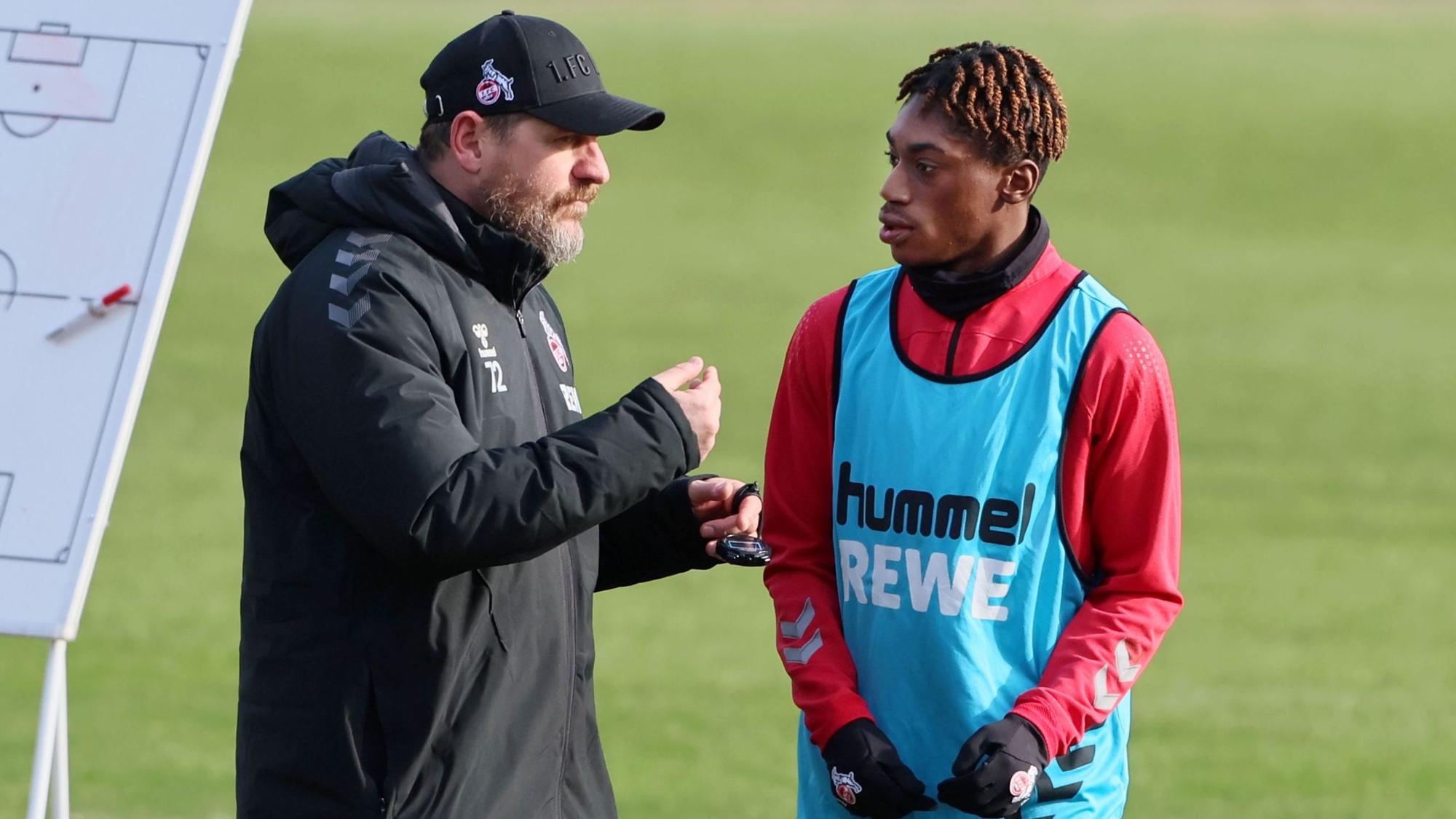 FC-Trainer Steffen Baumgart spricht während des Trainings mit Justin Diehl.