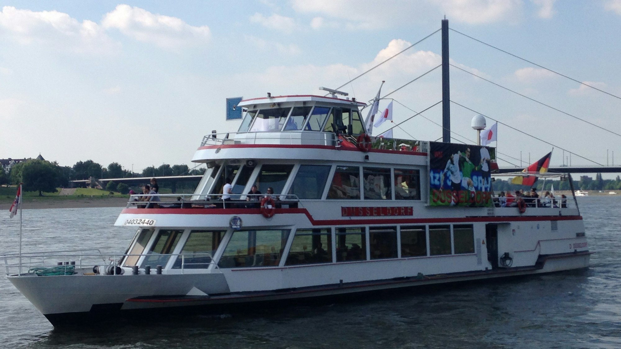 Die „MS Düsseldorf“ schwimmt auf dem Rhein.