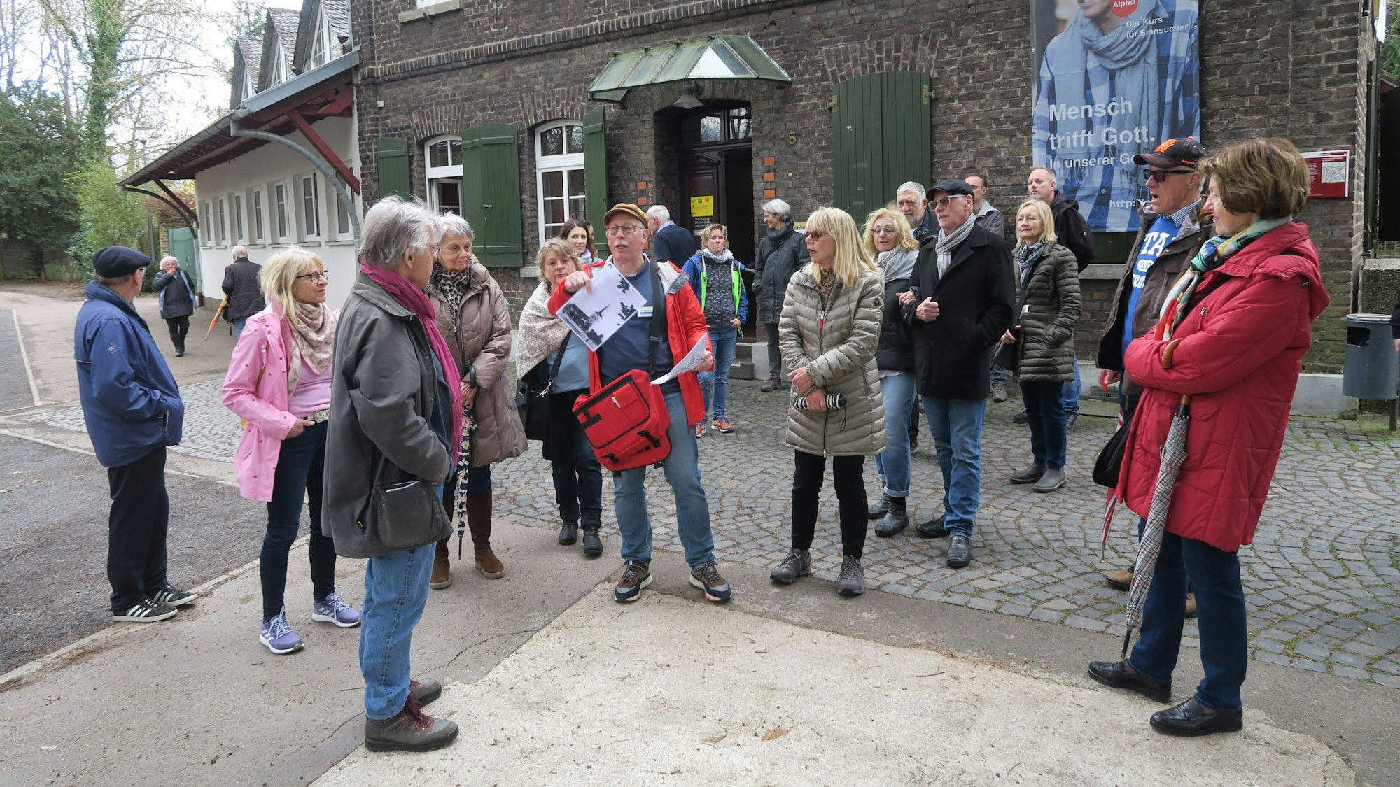 Die Gruppe, die an der Führung teilgenommen hat, steht in einem Innenhof.