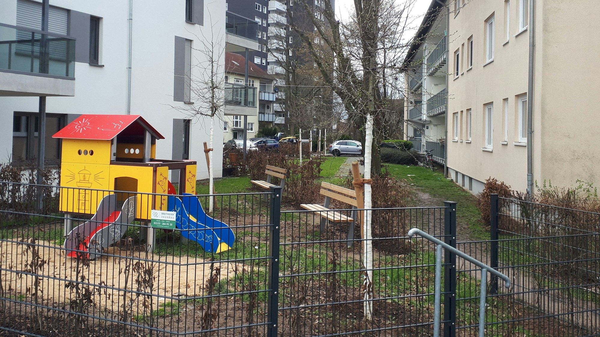 Eines der Neubauten mit Spielplatz.