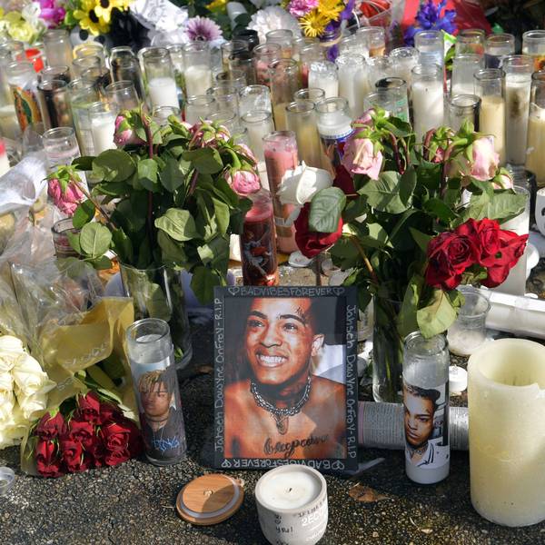 Gedenken an den ermordeten Rapper XXXTentacion mit Rosen, Kerzen und Bildern.