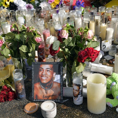 Gedenken an den ermordeten Rapper XXXTentacion mit Rosen, Kerzen und Bildern.