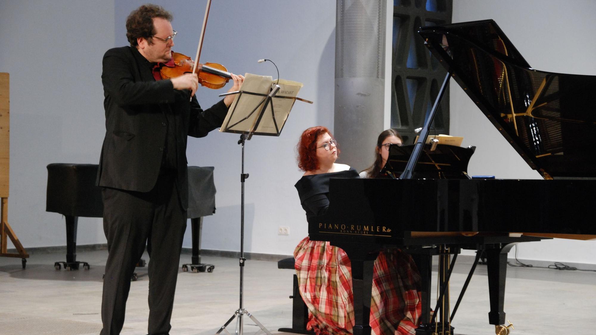 Wallgrabenkonzert mit Werner von Schnitzler und der Pianistin Ana Mirabela Dina.