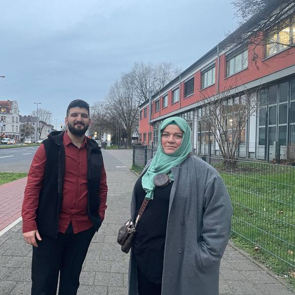 Enes Sariyar und Nefiyse Erilli stehen auf der Äußeren Kanalstraße.