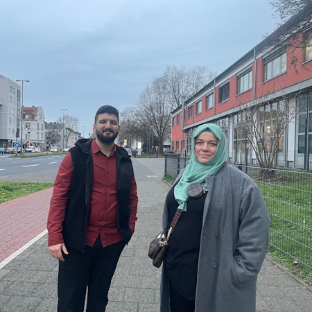 Enes Sariyar und Nefiyse Erilli stehen auf der Äußeren Kanalstraße.