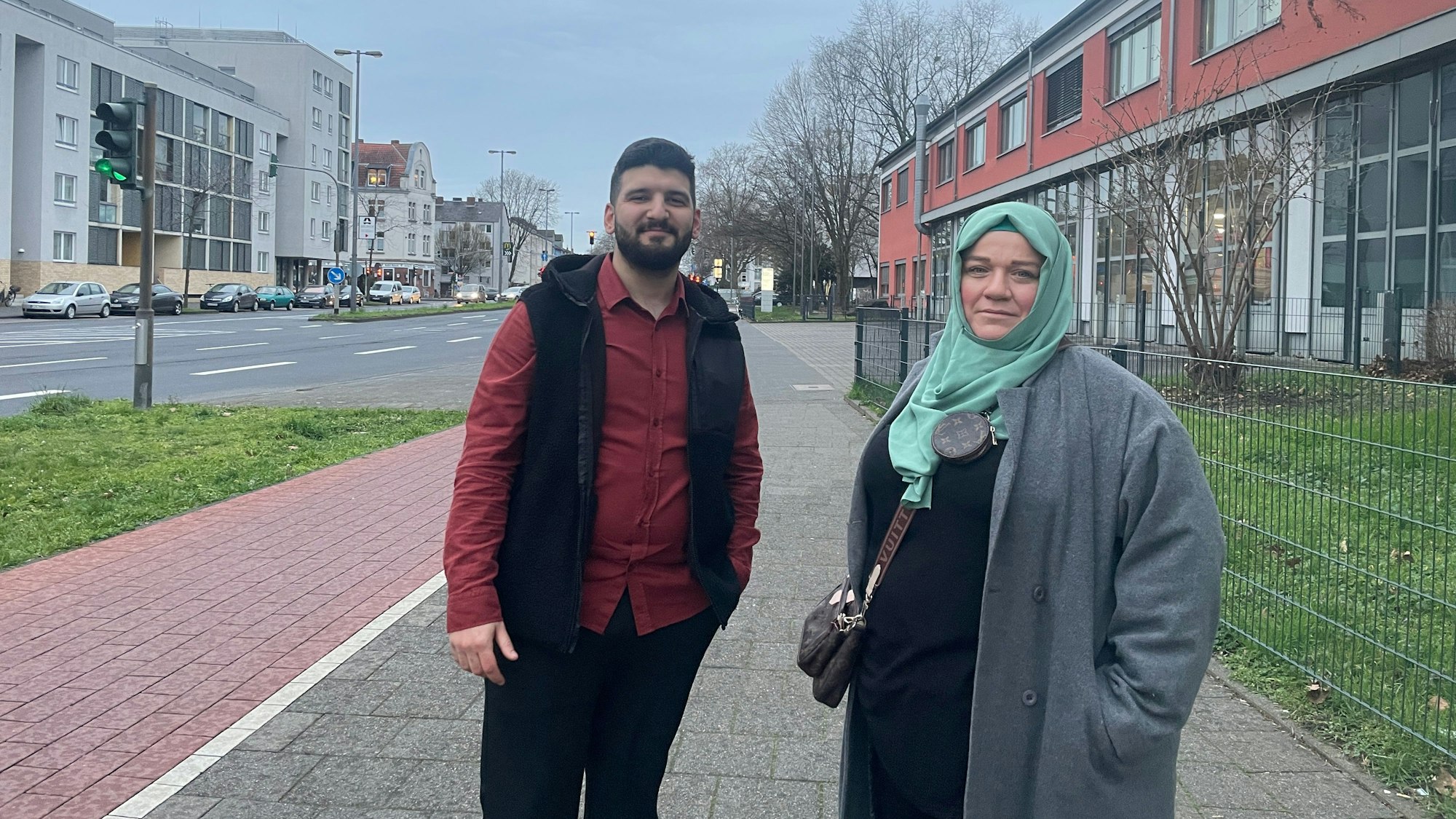 Enes Sariyar und Nefiyse Erilli stehen auf der Äußeren Kanalstraße.
