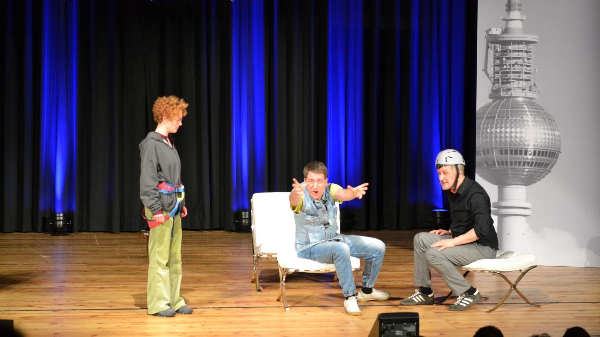 Die Schauspieler des Kabarett Distel auf der Bühne.