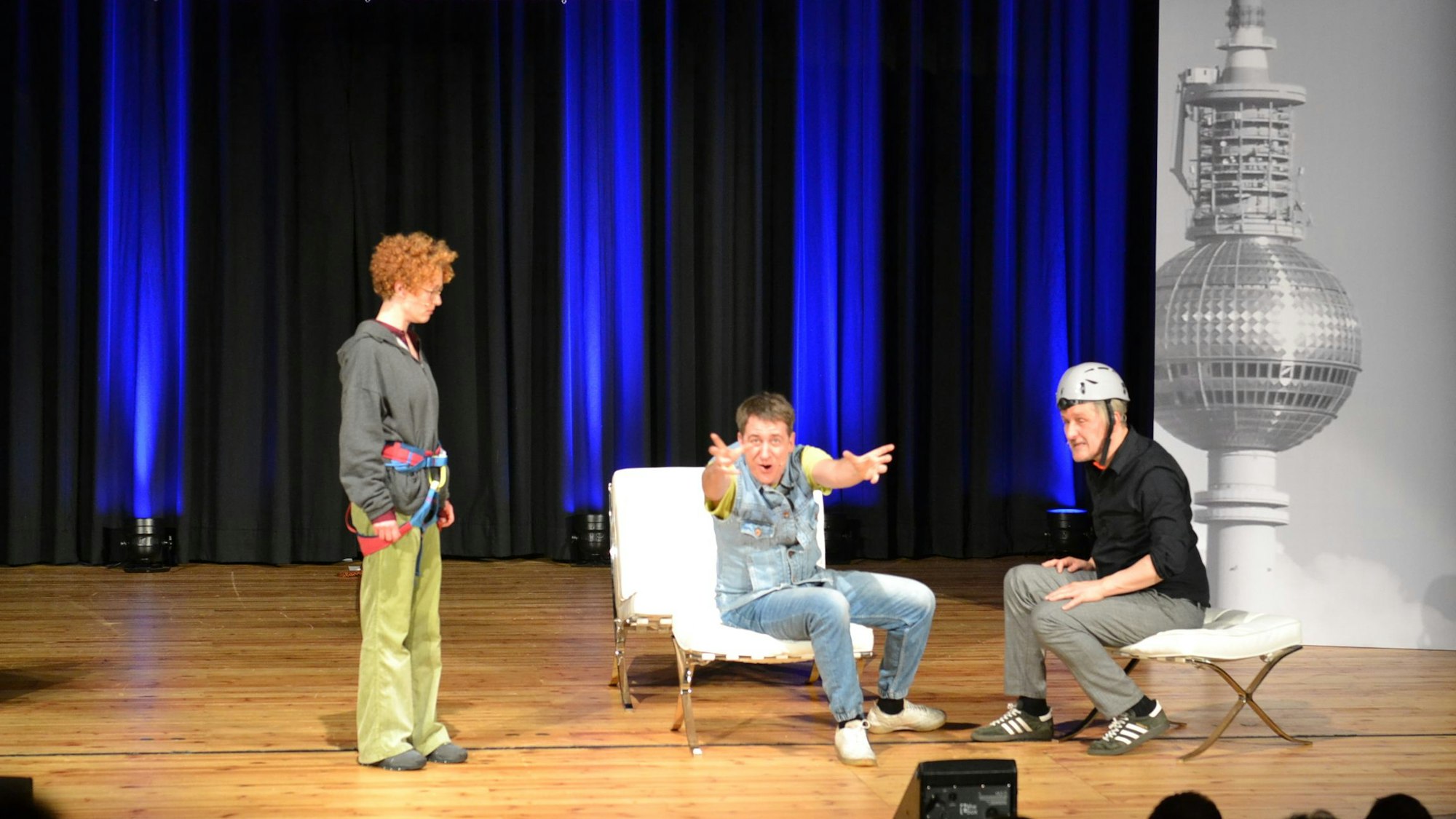 Die Schauspieler des Kabarett Distel auf der Bühne.