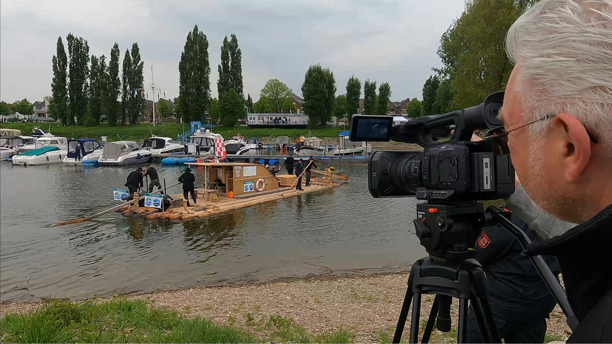 Das Team des Vereins "Wir für Leverkusen - ein starkes Stück Rheinland" und der Villa Zünfunke in Hitdorf präsentierte den Film der Reihe "Leverkusen - damals und heute". Hier ist die Ankunft des Schiltacher Flosses 2022 in Hitdorf zu sehen.