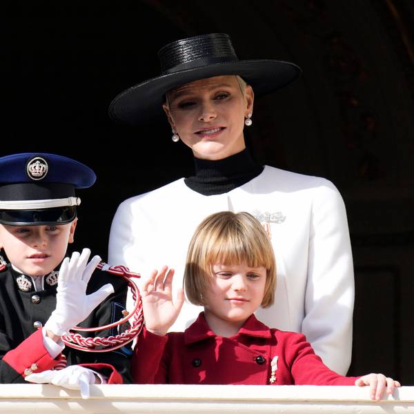 Fürst Albert II. (l) von Monaco und Fürstin Charlene, stehen mit ihren Kindern Prinz Jacques und Prinzessin Gabriella auf dem Balkon des monegassischen Palastes während der Feierlichkeiten zum Nationalfeiertag. Fürst Albert II. von Monaco wird am 14. März 65.