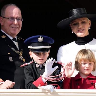 Fürst Albert II. (l) von Monaco und Fürstin Charlene, stehen mit ihren Kindern Prinz Jacques und Prinzessin Gabriella auf dem Balkon des monegassischen Palastes während der Feierlichkeiten zum Nationalfeiertag. Fürst Albert II. von Monaco wird am 14. März 65.