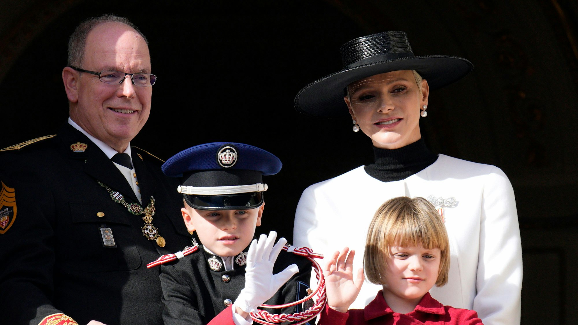 Fürst Albert II. (l) von Monaco und Fürstin Charlene, stehen mit ihren Kindern Prinz Jacques und Prinzessin Gabriella auf dem Balkon des monegassischen Palastes während der Feierlichkeiten zum Nationalfeiertag. Fürst Albert II. von Monaco wird am 14. März 65.