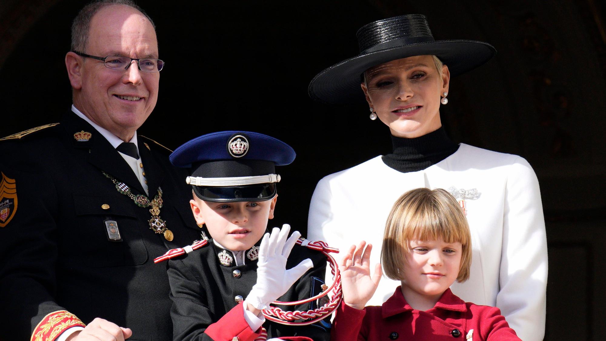 Fürst Albert II. (l) von Monaco und Fürstin Charlene, stehen mit ihren Kindern Prinz Jacques und Prinzessin Gabriella auf dem Balkon des monegassischen Palastes während der Feierlichkeiten zum Nationalfeiertag.