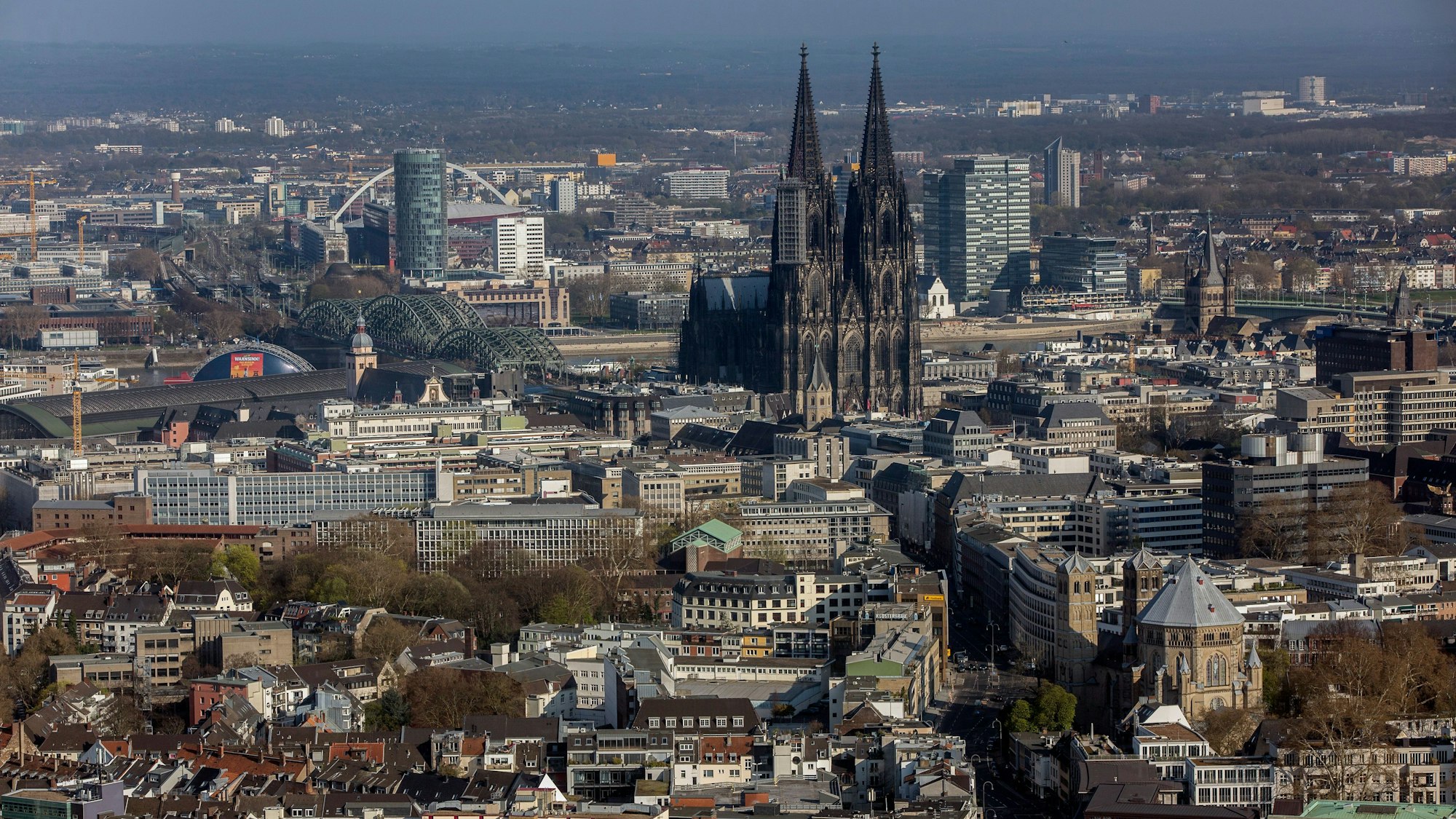 Blick vom Colonius auf Köln, Kölner Dom und LVR-Hochhaus. Der NRW-Tag soll 2024 in Köln stattfinden. (Symbolbild)