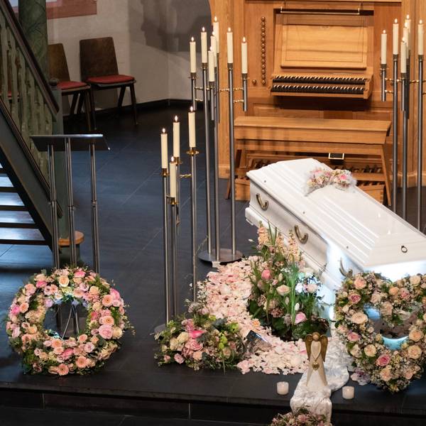 Freudenberg: Der Sarg von Luise steht in der evangelischen Kirche in Freudenberg, in der der Trauergottesdienst stattfand. Mit einer Trauerfeier nehmen Angehörige der getöteten zwölfjährigen Luise aus Freudenberg im Siegerland Abschied von dem Mädchen.
