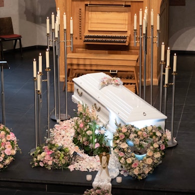 Freudenberg: Der Sarg von Luise steht in der evangelischen Kirche in Freudenberg, in der der Trauergottesdienst stattfand. Mit einer Trauerfeier nehmen Angehörige der getöteten zwölfjährigen Luise aus Freudenberg im Siegerland Abschied von dem Mädchen.