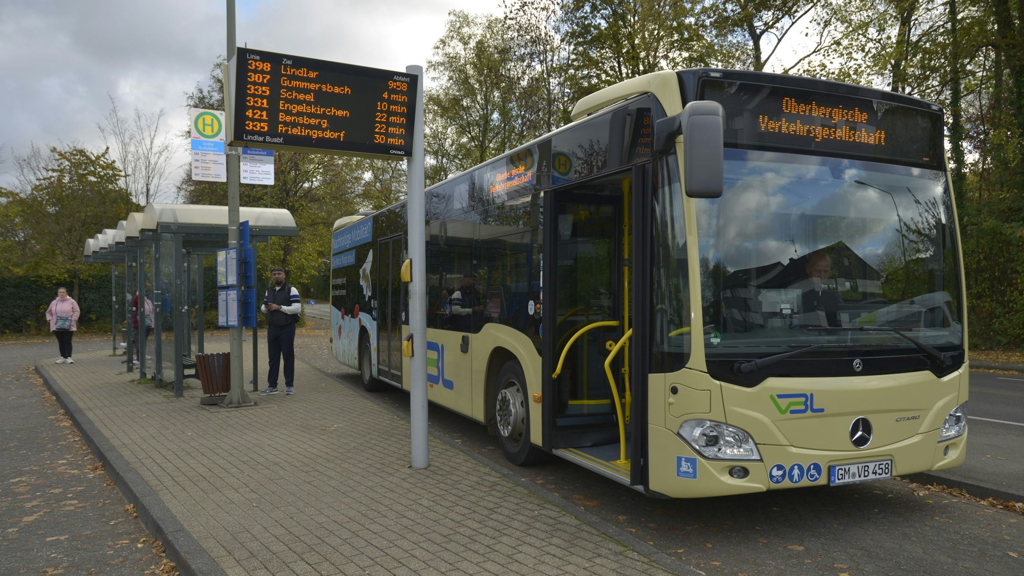 Ein Bus am Busbahnhof Lindlar