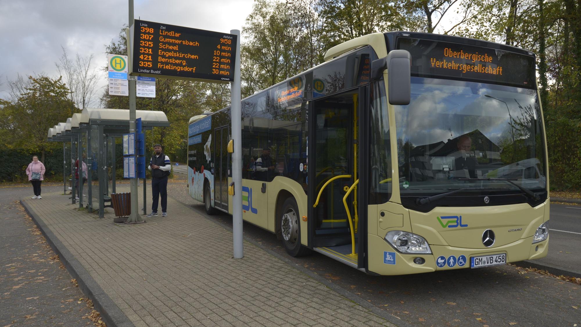 Ein Linienbus hält am Lindlarer Busbahnhof.
