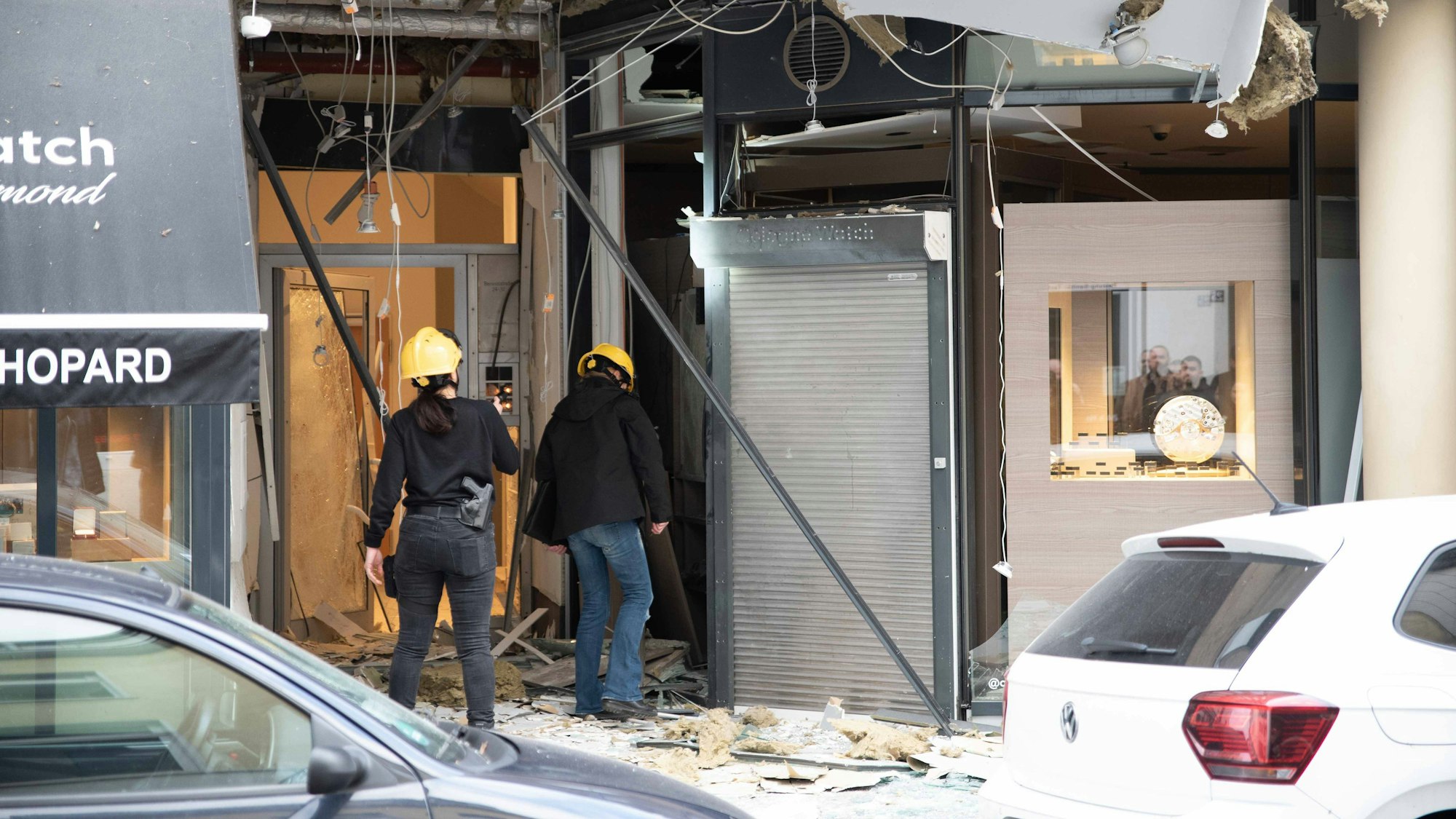 Die zerstörte Fensterfassade nach einer Sprengung in der Kölner Benesisstraße.