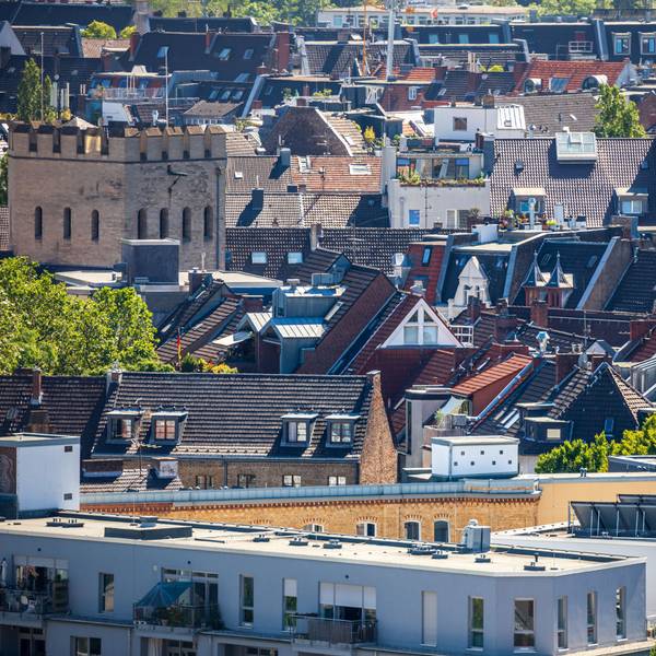 14.06.2021, Köln: Zahlreiche Dächer von Gebäuden im Severinsviertel in der Kölner Südstadt. Links ist die historische Severinstorburg zu sehen. Foto: Matthias Heinekamp