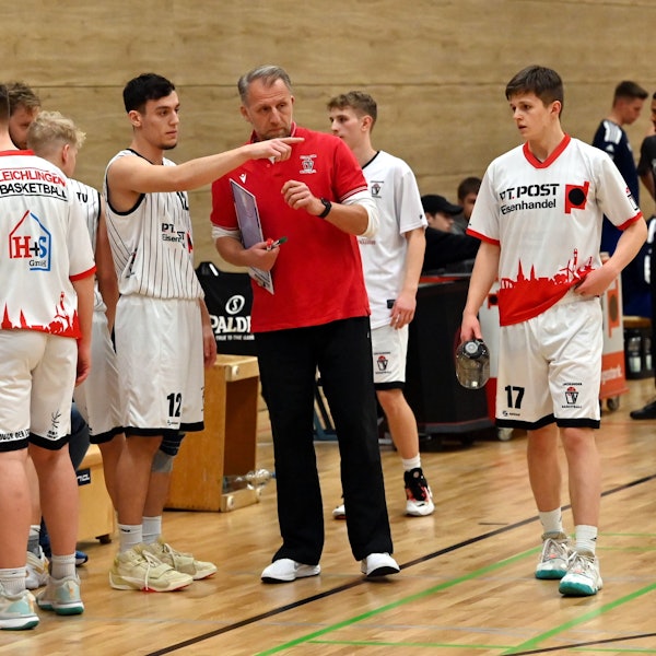 04.02.2023, Basketball-Leichlinger LTV-Tus Hilden
links: Konstantin Goussianis (Leichl)
mitte: TR: Frank Baum (Leichl)
rechts: Tom Wolfram (Leichl)
Foto: uli Herhaus