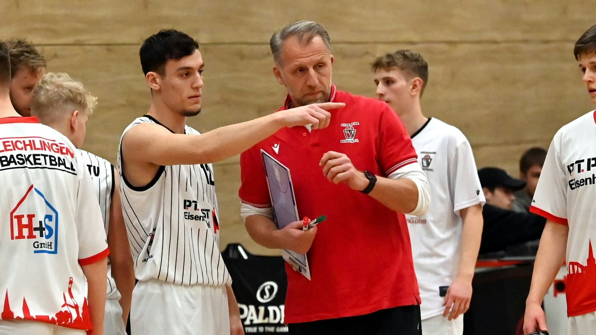 04.02.2023, Basketball-Leichlinger LTV-Tus Hilden
links: Konstantin Goussianis (Leichl)
mitte: TR: Frank Baum (Leichl)
rechts: Tom Wolfram (Leichl)
Foto: uli Herhaus