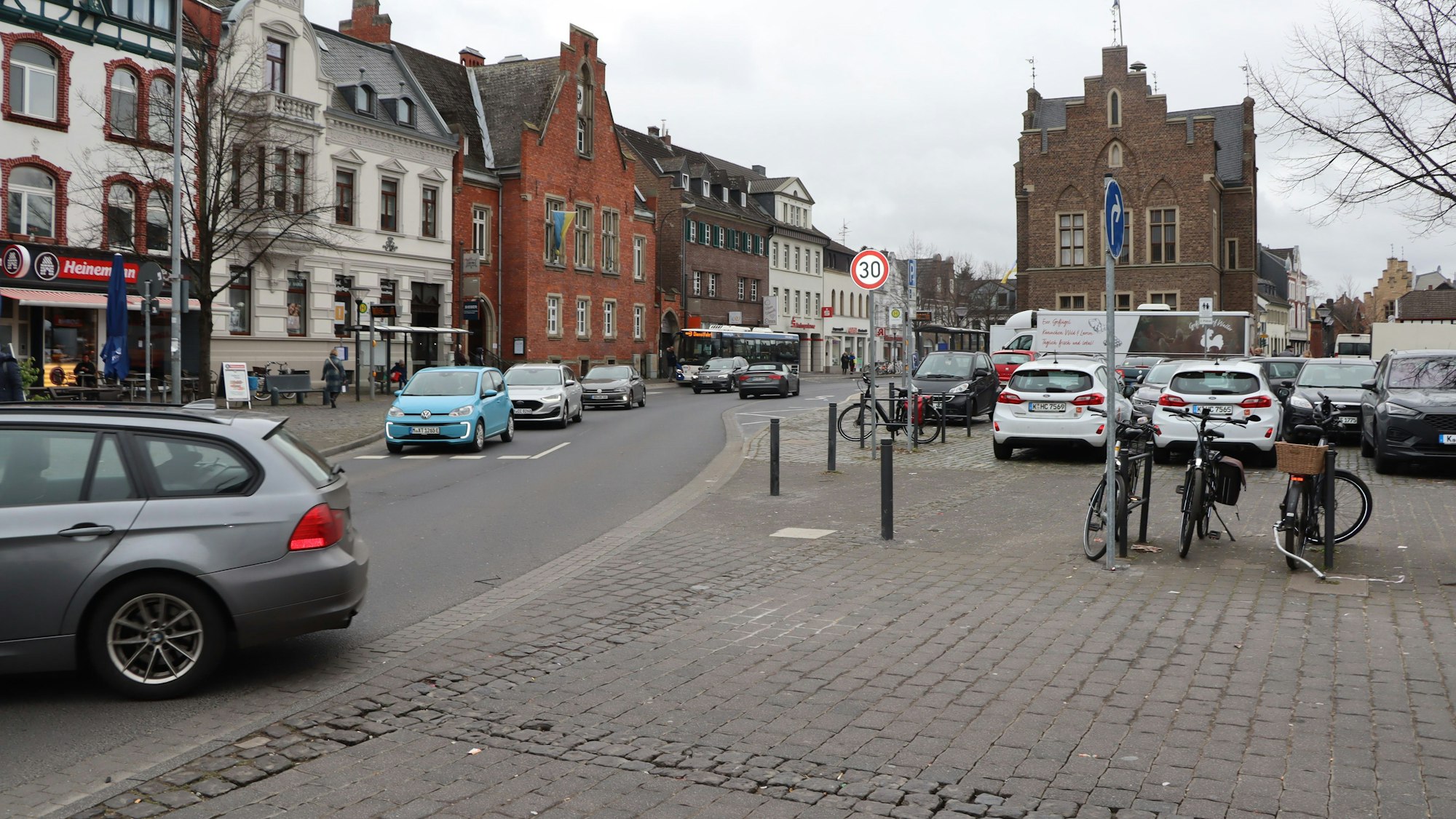 Das Foto zeigt, wie ein Pkw-Fahrer an der Kreuzung nach links abbiegt, obwohl es verboten ist.