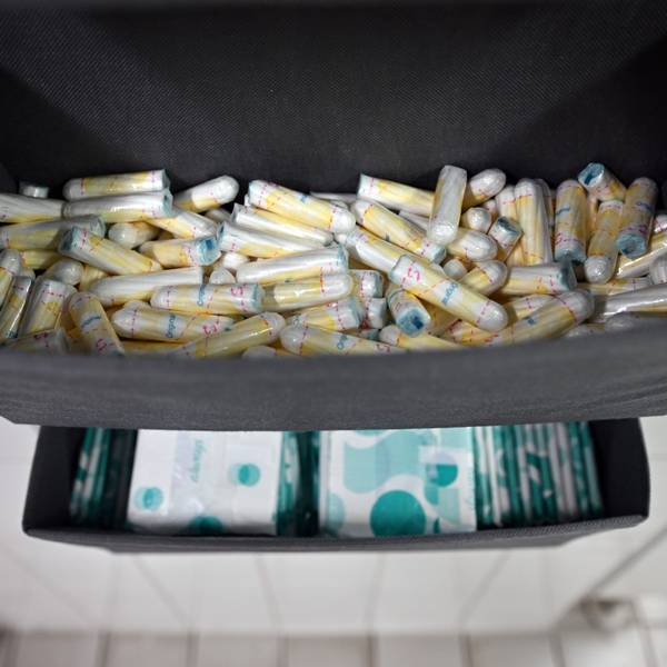 Damenbinden und Tampons liegen in einer Toilette aus. (Symbolbild)