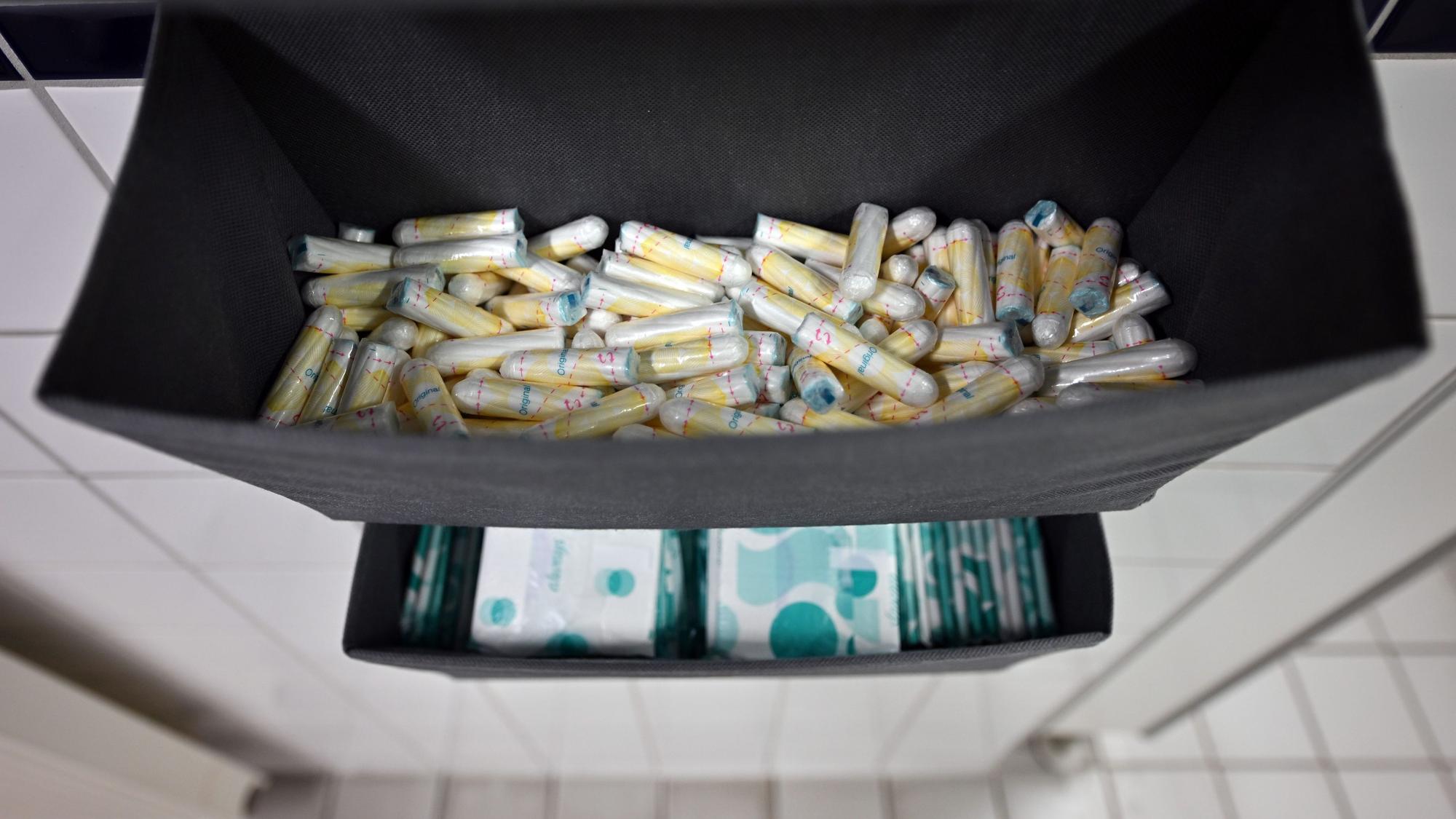 Damenbinden und Tampons liegen in einer Toilette aus. (Symbolbild)