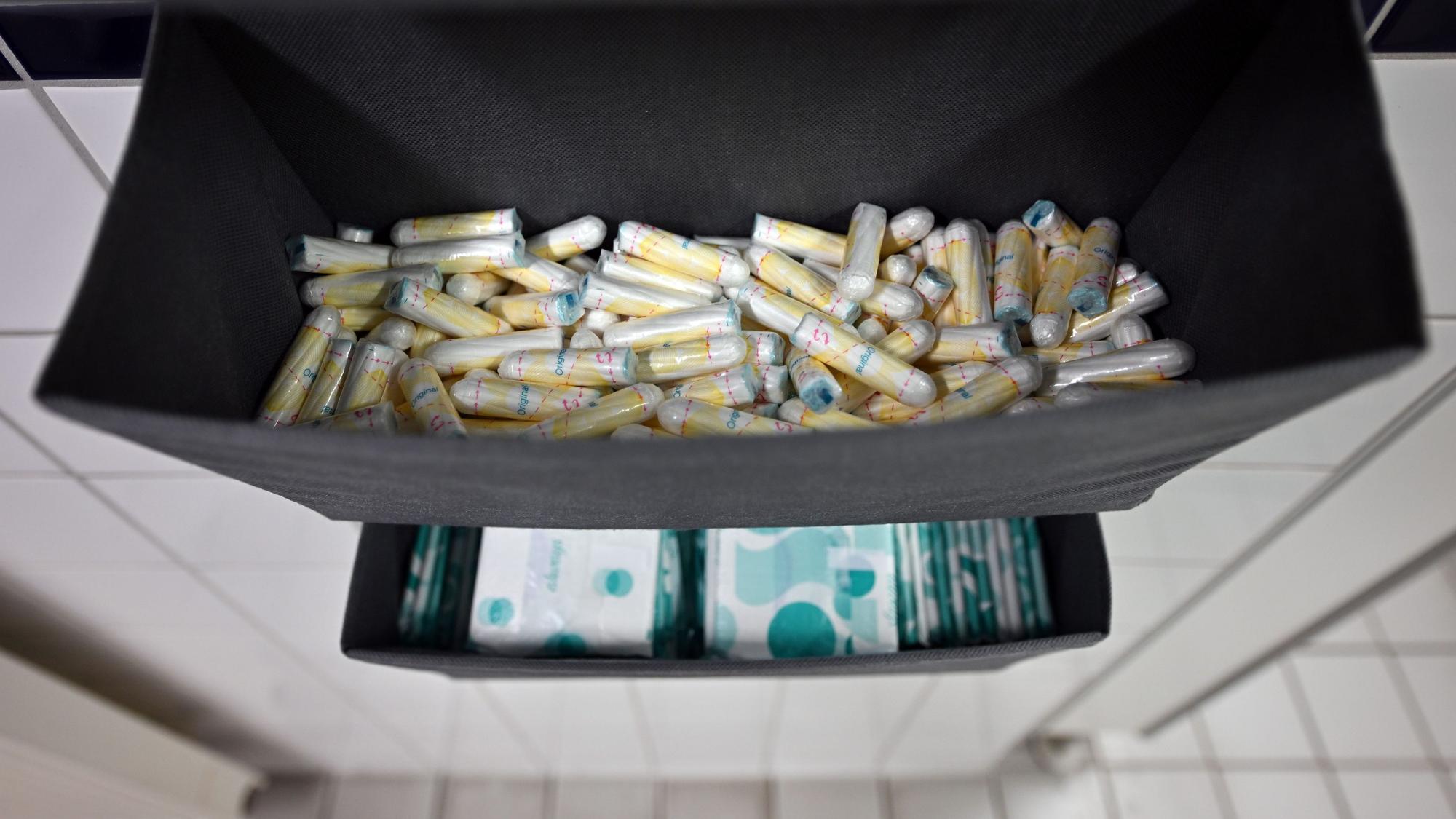 Damenbinden und Tampons liegen in einer Toilette an der Friedrich-Schiller-Universität Jena.