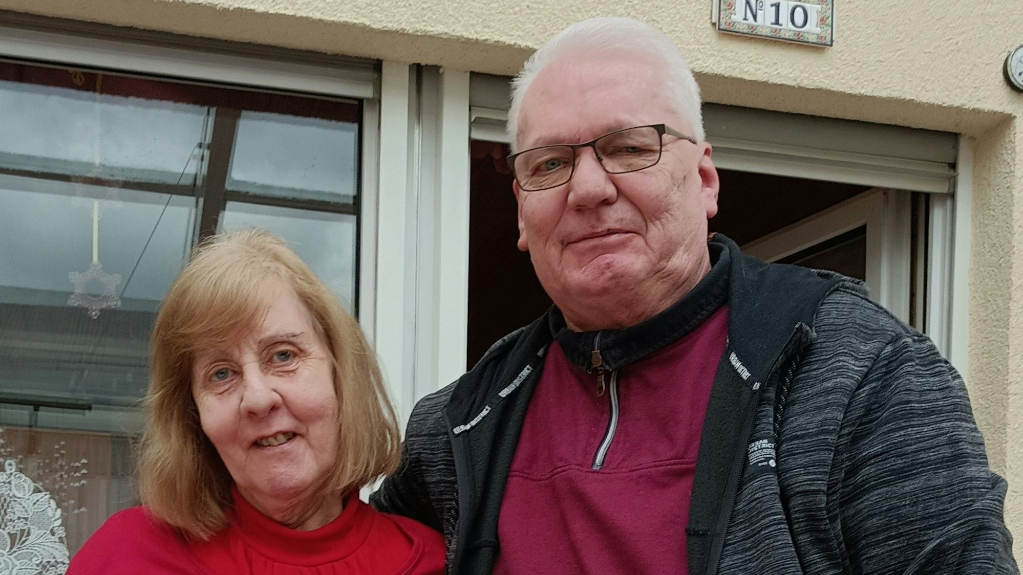 Elfriede und Bernhard Kühnl vor ihrem haus in Kerpen-Horrem.