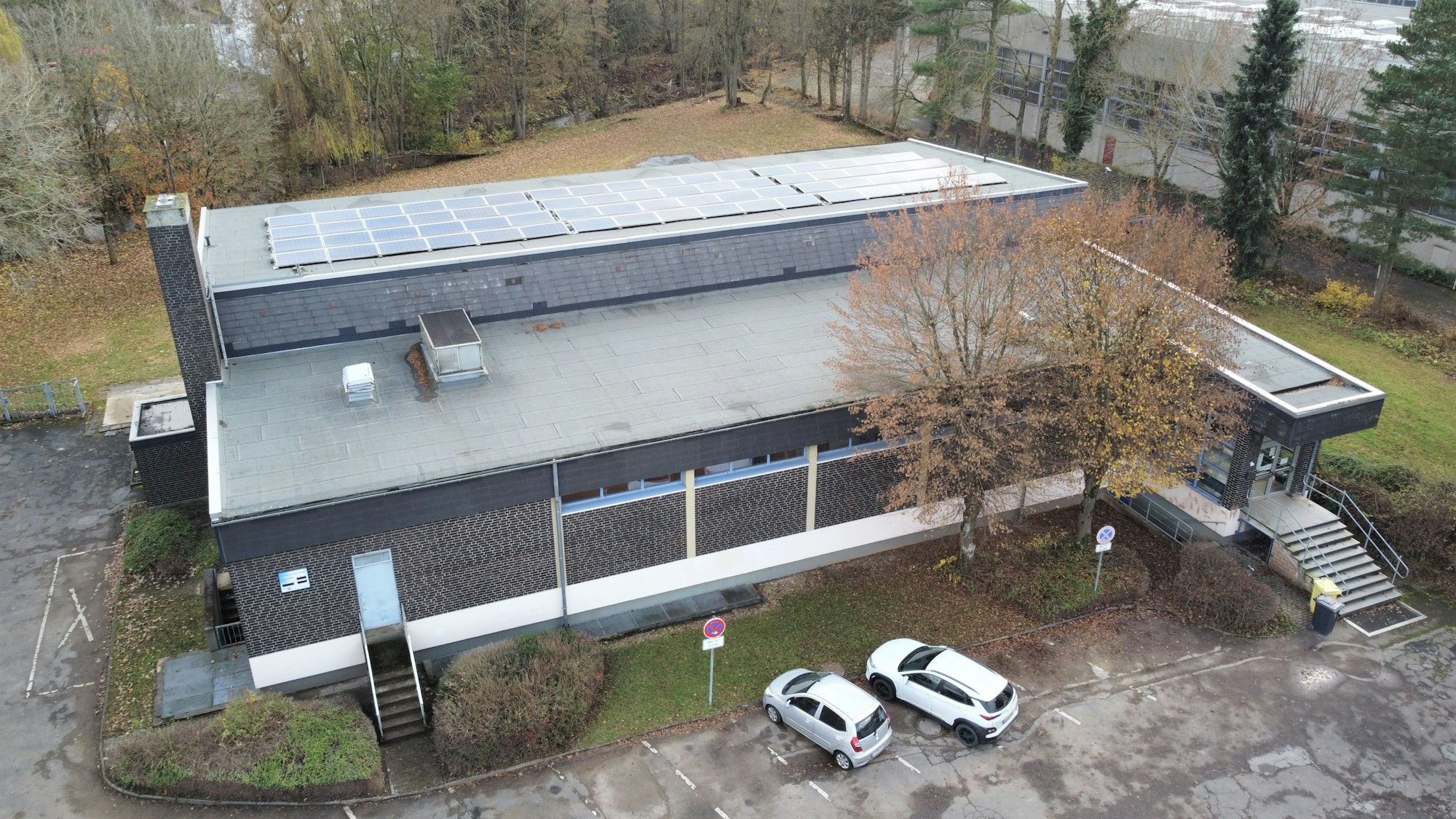 Das Schwimmbad in Kall aus der Vogelperspektive.