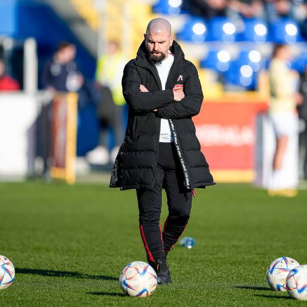 Sascha Glass Trainer, Cheftrainer, 1. FC Köln, Freisteller, Ganzkörper, Einzelbild, Einzelfoto, Aktion, Action, enttäuscht schauend, Enttäuschung, Frustration, disappointed, pessimistisch, 12.02.2023, Sinsheim Hoffenheim Deutschland, Fussball, Flyeralarm Frauen-Bundesliga, TSG 1899 Hoffenheim - 1. FC Köln, 12.02.2023, Sinsheim Hoffenheim Deutschland, Fussball, Flyeralarm Frauen-Bundesliga, TSG 1899 Hoffenheim - 1. FC Köln, DFB/DFL REGULATIONS PROHIBIT ANY USE OF PHOTOGRAPHS AS IMAGE SEQUENCES AND/OR QUASI-VIDEO. *** Sascha Glass coach, head coach, 1 FC Cologne , crop, full body, single image, single photo, action, looking disappointed, disappointment, frustration, disappointed, pessimistic, 12 02 2023, Sinsheim Hoffenheim Germany , football, Flyeralarm Frauen Bundesliga, TSG 1899 Hoffenheim 1 FC Köln, 12 02 2023, Sinsheim Hoffenheim Germany , Football, Flyeralarm Frauen Bundesliga, TSG 1899 Hoffenheim 1 FC Köln, DFB DFL REGULATES PROHIBIT ANY USE OF PHOTOGRAPHS AS IMAGE SEQUENCES AND OR QUASI VIDEO xozx