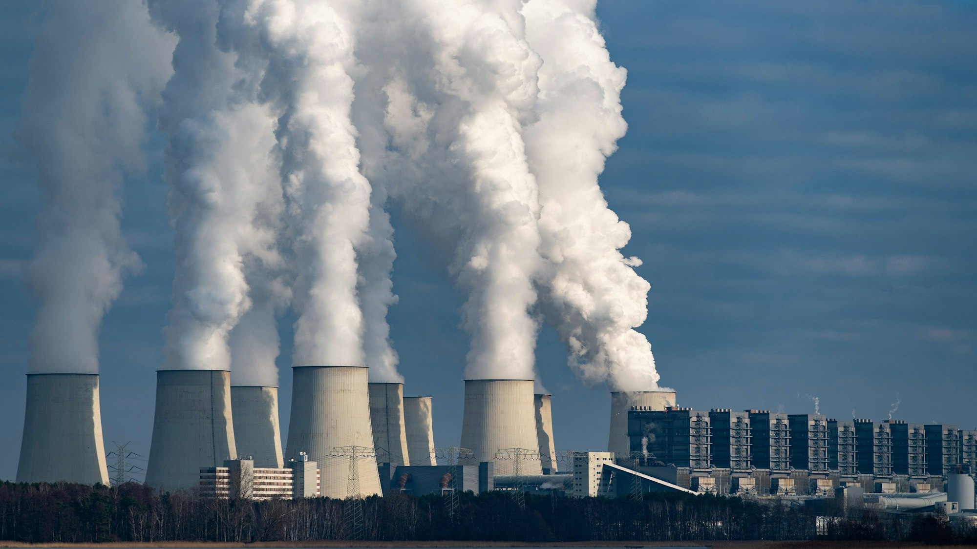Wasserdampf steigt aus den Kühltürmen des Braunkohlekraftwerks Jänschwalde der Lausitz Energie Bergbau AG (LEAG).